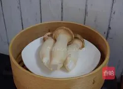 Illustration of hand-shredded king oyster mushrooms 2