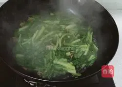 Illustration of how to stir-fry cabbage hearts with oil residue 7