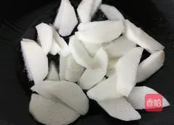 Illustration of how to stir-fry yam and fungus 4