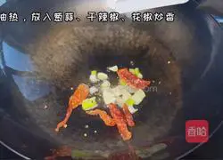 Illustration of how to tear lotus white by hand 2