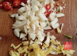 Illustration of how to make hand-shredded cabbage 2