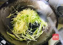 Illustration of how to make green pepper and potato shreds 4
