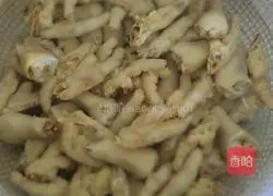 Illustration of how to make spicy and sour chicken feet 4