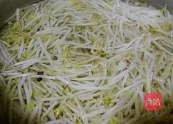 Illustration of how to make cold mung bean sprouts 1