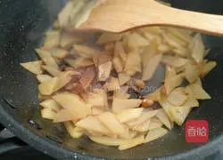 How to cook braised potato slices Illustration 7