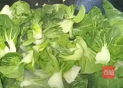 Garlic Illustration of how to make fried cabbage 4