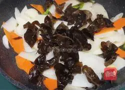 Illustration of how to stir-fry yam and fungus 8