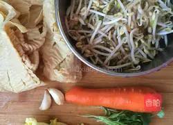 Illustration of how to make cabbage, bean sprouts, bean skin and carrots 1