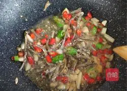 Illustration of how to make chili-fried leeks (small dried fish) 6