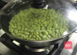 Illustration of how to make stir-fried broad beans 7