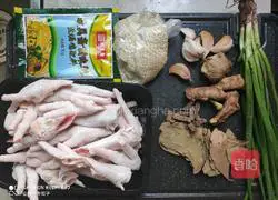 Illustration of how to make salt-baked chicken feet 1