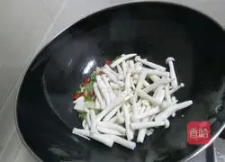 Illustration of how to cook oyster mushrooms with spicy tofu 6
