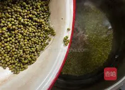 Illustration of how to make mung bean and pumpkin soup 4