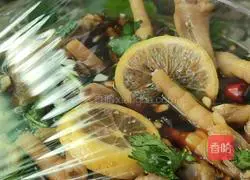 Illustration of soaking chicken feet in citric acid 5