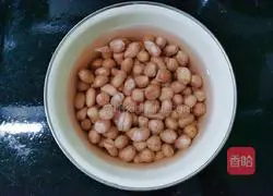 Illustration of how to make cold celery and peanuts 1