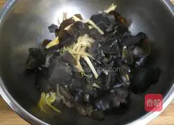 Illustration of how to make black fungus with bamboo shoot tips 2