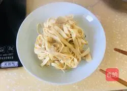 Illustration of how to make fried leeks with tofu skin 1