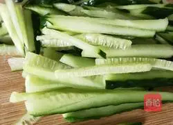 Illustration of how to make cold cucumber shreds 1