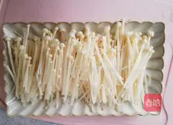 Illustration of how to make garlic enoki mushrooms 2