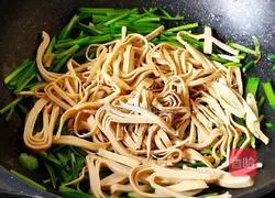 Illustration of how to stir-fry tofu skin with green garlic sprouts 4