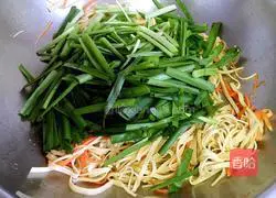 Illustration of how to stir-fry three shredded silkworms 6