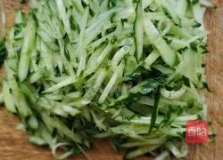Illustration of how to make shredded tofu and cucumbers 5