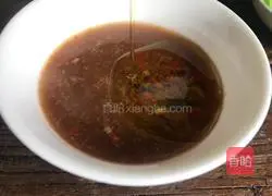 Illustration of how to make jade shreds with garlic chili sauce 8