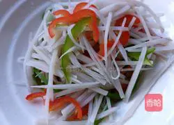 Illustration of how to mix lotus root shreds 7