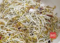 Hot and sour mung bean sprouts recipe 4
