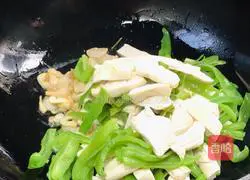 Illustration of how to stir-fry green pepper and dried beans 10