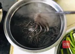 Illustration of how to make cold fern root powder 3