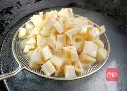 Illustration of how to make spicy and sour diced lotus root 6