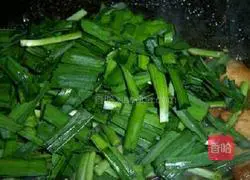 Illustration of how to make stir-fried leeks and dried beans 6