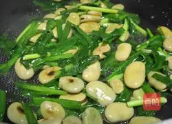 Illustration of how to stir-fry broad beans with leeks 4