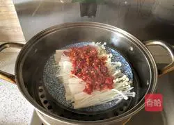 Illustration of how to make enoki mushrooms with chopped pepper 4