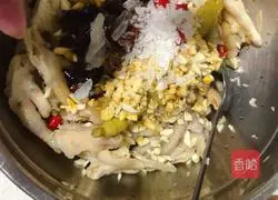 Illustration of how to soak chicken feet with lemon and passion fruit 9