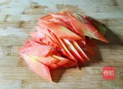 Illustration of how to make green pepper and carrot slices 2