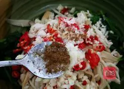 Illustration of how to make king oyster mushrooms with spinach 19