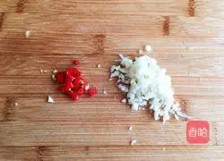 Illustration of how to make spicy and sour lettuce shreds 2