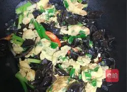 Illustration of how to make scrambled eggs with fungus and green onion 7