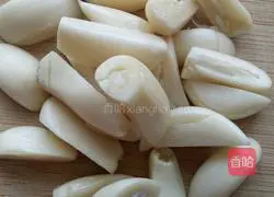 Illustration of how to stir-fry amaranth with garlic 2