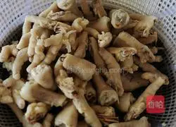 Illustration of how to make spicy and sour chicken feet 5