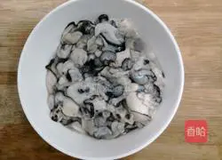 Illustration of how to pour juice on oysters 1