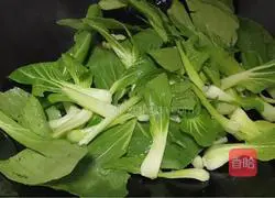 Illustration of how to stir-fry corn shoots and sea greens 6