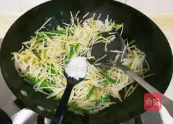 Illustration of how to stir-fry mung bean sprouts with chives 6