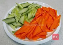 Illustration of how to make cucumbers and carrots 1