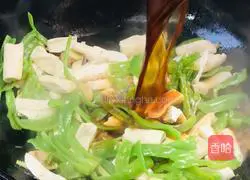 Illustration of how to stir-fry green pepper and dried beans 11