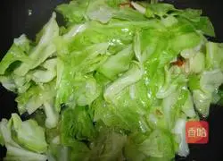 Illustration of how to make hand-shredded cabbage 4