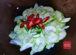 Illustration of how to make spicy stir-fried gourd 10