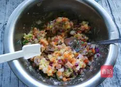 Illustration of how to make onion and potato pancakes 14